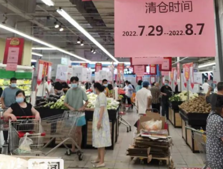 石家莊兩大知名連鎖超市撤店，店員用液壓搬運(yùn)車搬運(yùn)貨柜